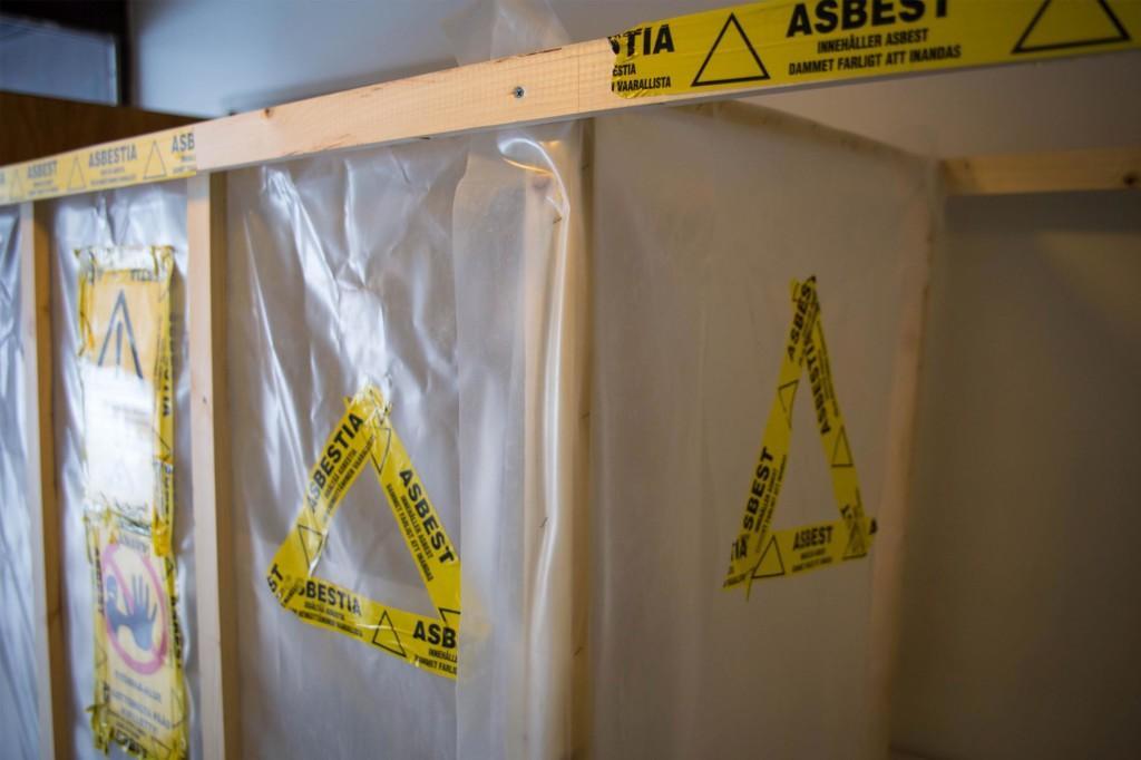 Asbestikartoitus selvittää, onko asbestia. Jos asbestipitoisia materiaalia löytyy, pitää tehdä asbestipurku. Kuvassa asbestipurkutyömaa.