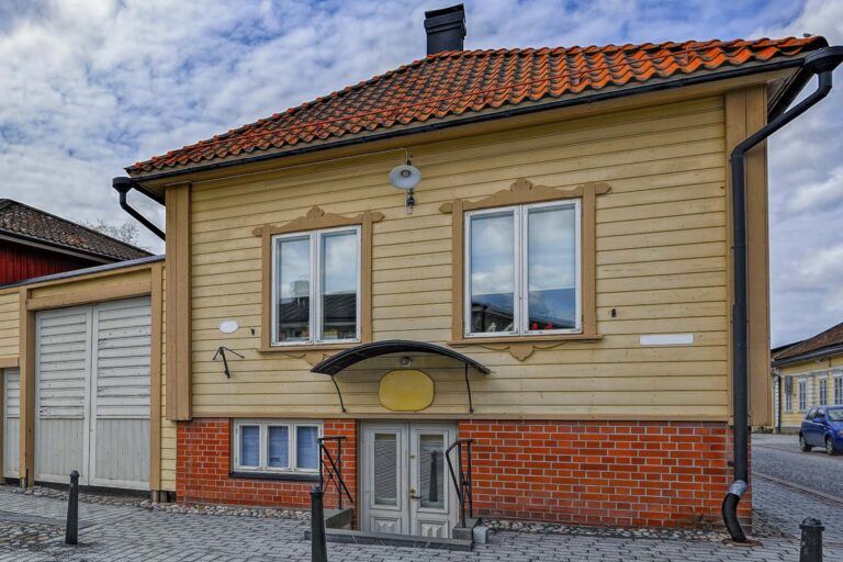 1900-luvun alussa rakennettu omakotitalo, jossa hirsiseinät.