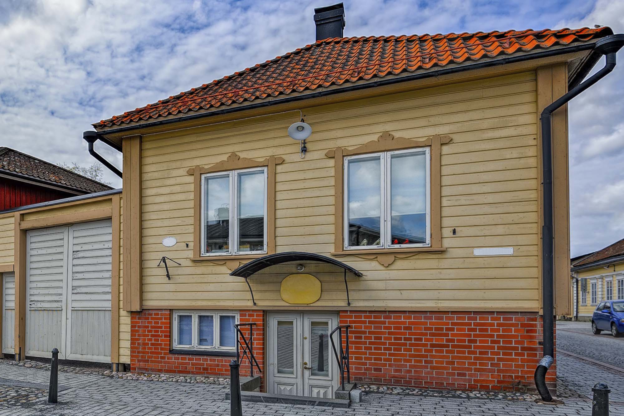 1900-luvun alussa rakennettu omakotitalo, jossa hirsiseinät.