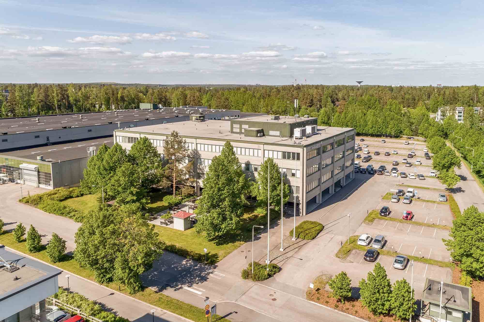 Energiaremontoitu Ärrävaara-kiinteistö kuvattuna dronesta.