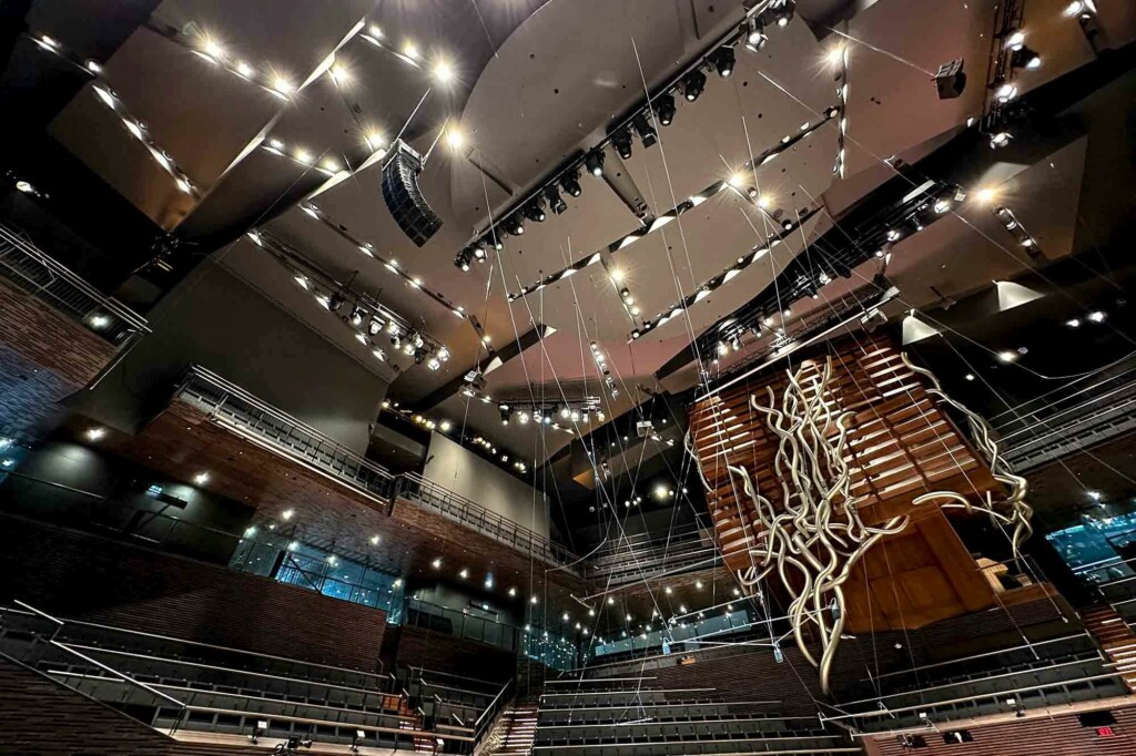 Musiikkitalon valaistusta konserttisalista.