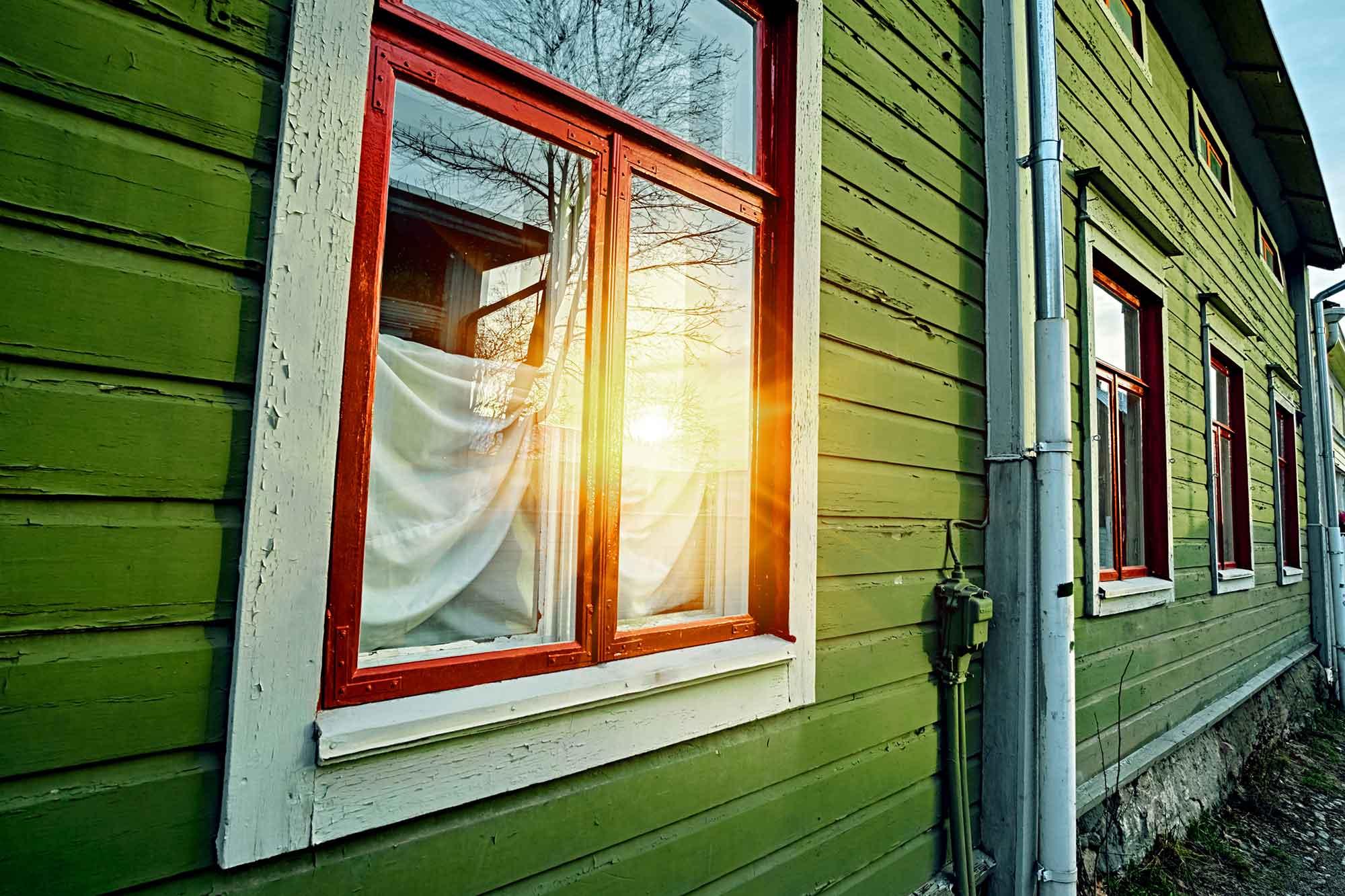 Vanha vihreä suomalainen talo