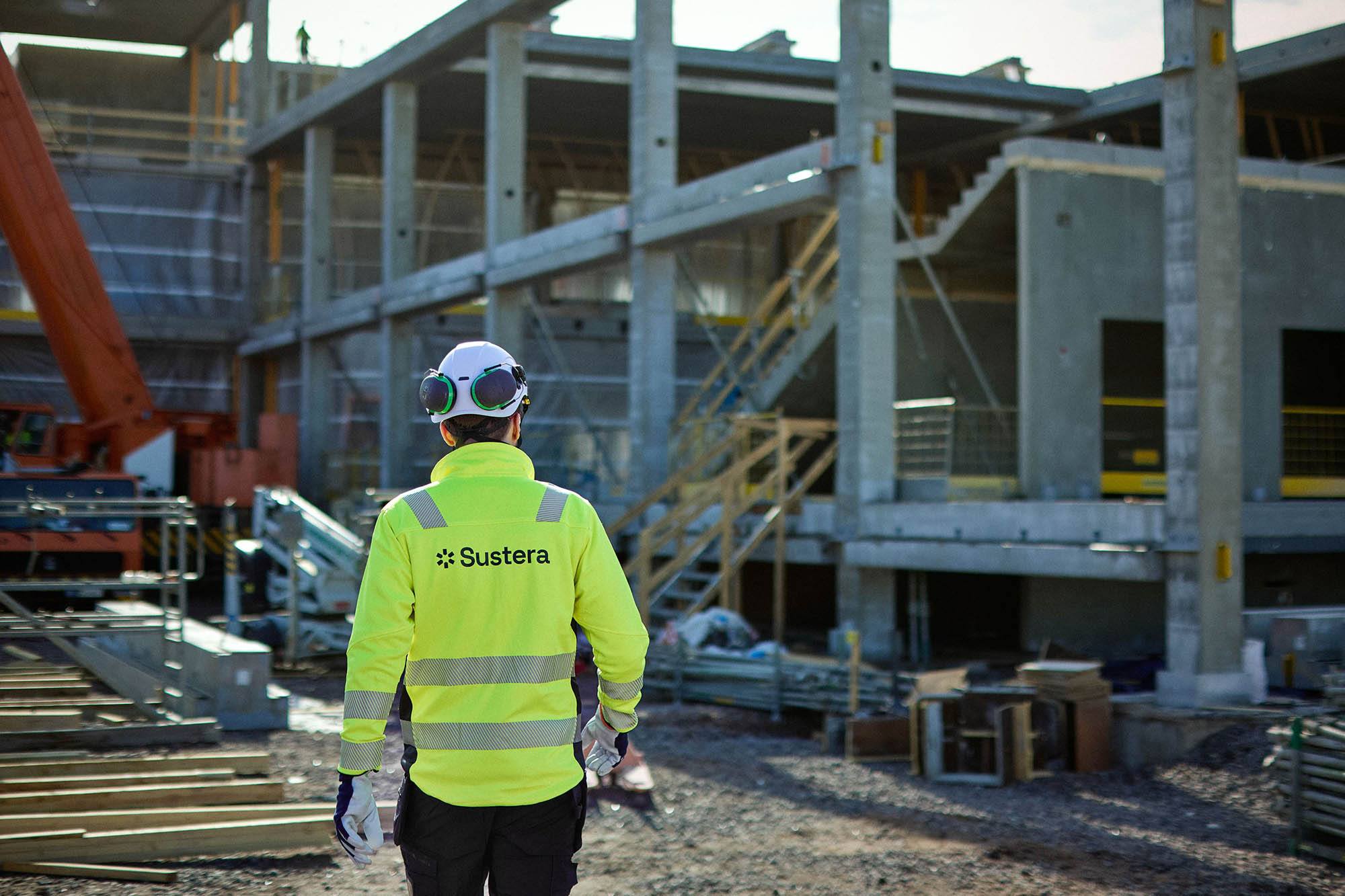 Rakentamisvaiheen päästöt on osa rakennuksen koko elinkaarenaikaisia päästöjä. Kuvassa näkyy rakennuksen betonirunkoa ja taustalla työkonetta.