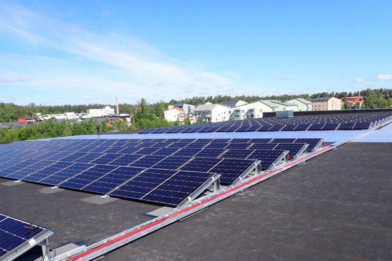 KOy Tuusulan Sulankaari sai Suomessa ensimmäisenä BREEAM Outstanding -luokituksen. Sustera ohjasi uudisrakennushankkeen sertifiointia sekä EU-taksonomianmukaisuutta. Kohteen katolla on aurinkopaneelit.