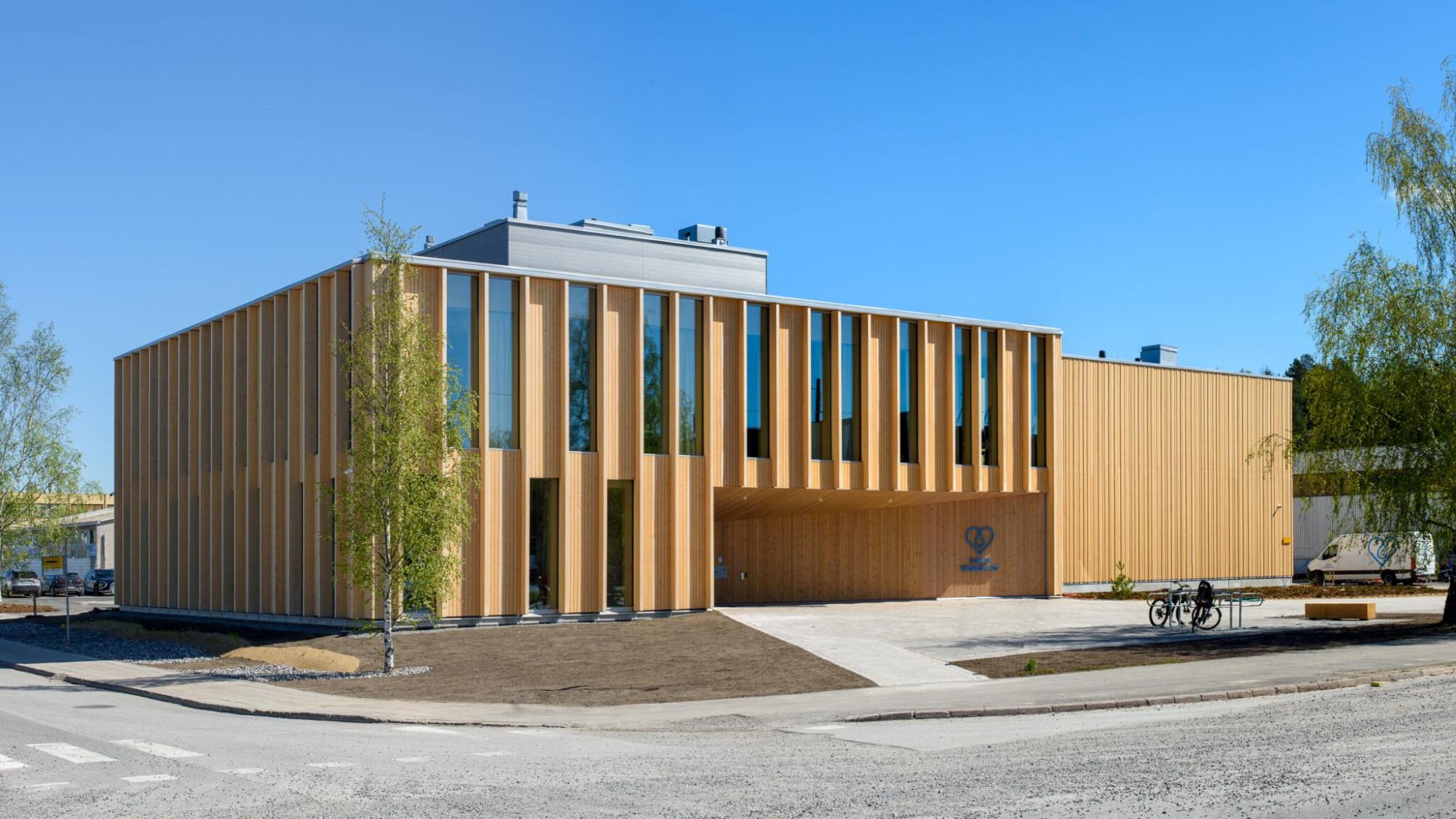 Susteralla ohjasimme AkvaCityn LEED-sertifiointia ja mittasimme ilmanlaatua. Teimme myös EU-taksonomian ja hiilijalanjäljen ohjausta sekä E-luvun optimoinnin ja energiatodistukset.