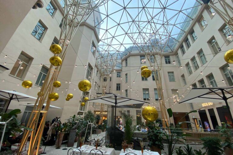 Rakennesuunnittelu palkittuun arvokiinteistöön - Pohjoisesplanadi 37:n sisäpihan kattaminen ja liiketilojen rakentaminen, Sustera