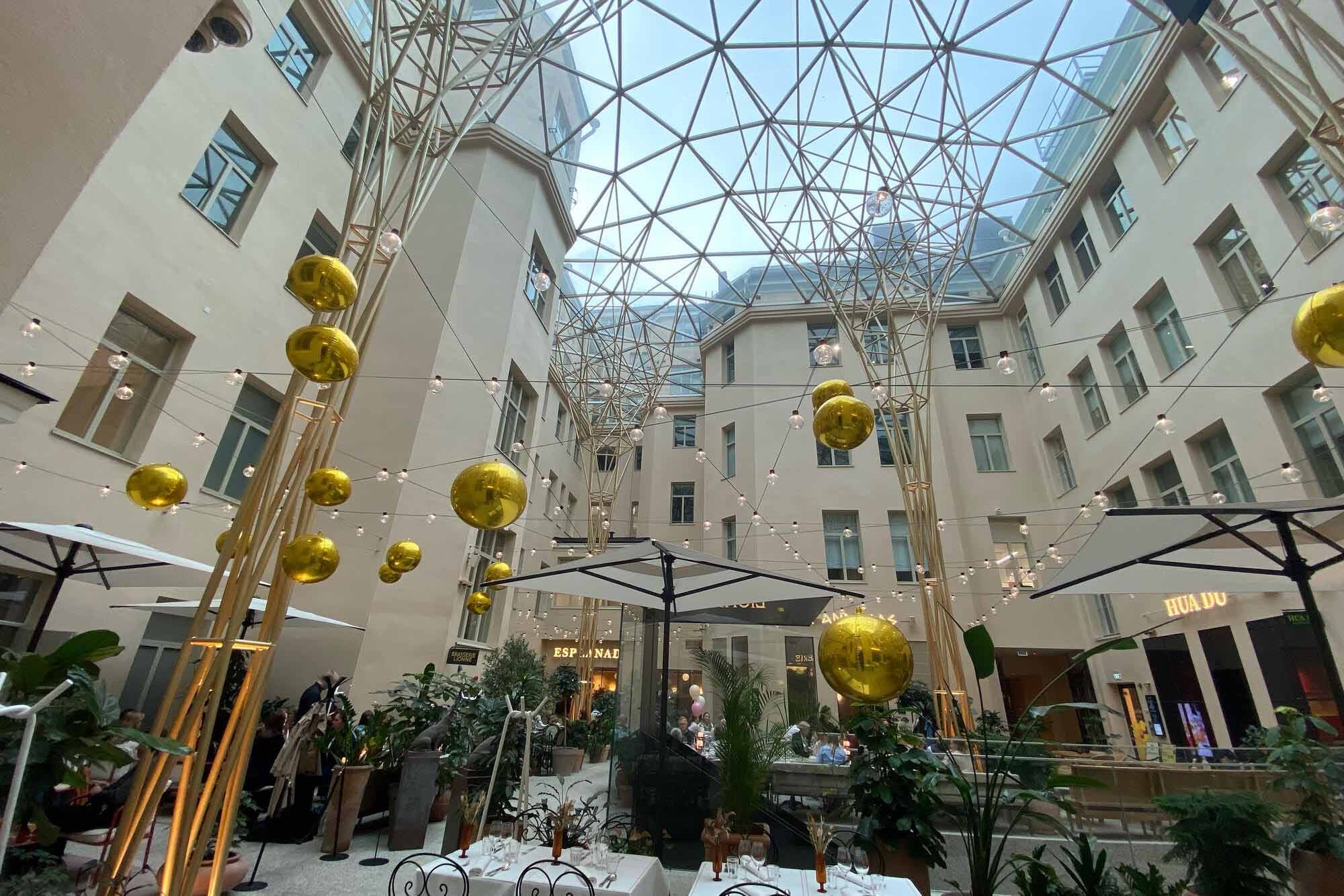 Rakennesuunnittelu palkittuun arvokiinteistöön - Pohjoisesplanadi 37:n sisäpihan kattaminen ja liiketilojen rakentaminen, Sustera